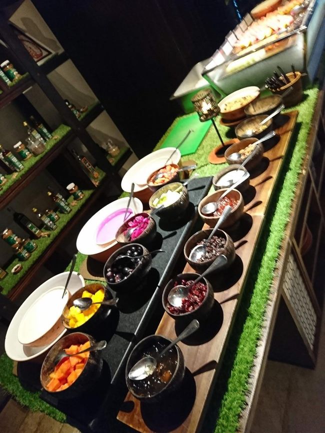 「Fairmont Sanur Beach Bali」<br /><br />ヨーグルトは3種類。こちらも日替わりだったかな。<br />好きなだけドライフルーツやナッツを入れられるスタイル。これ好きー。