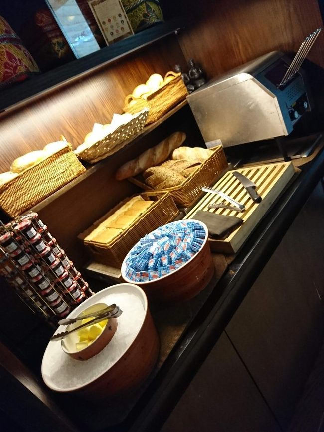 「Fairmont Sanur Beach Bali」<br /><br />テーブルブレッドとトースター。