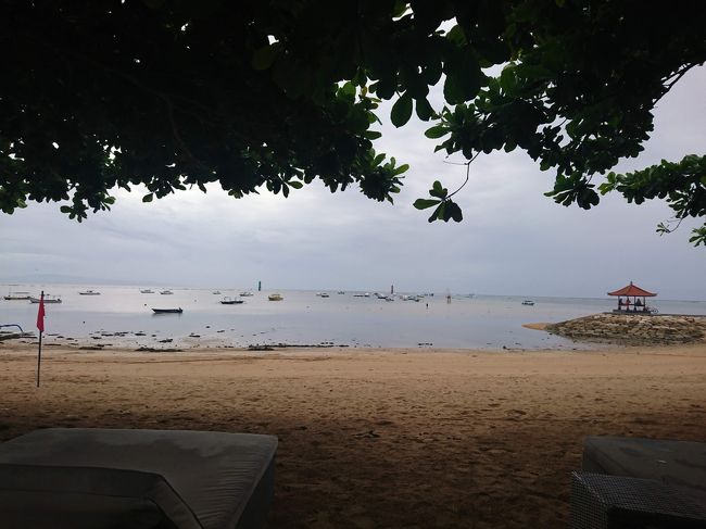 「Fairmont Sanur Beach Bali」<br /><br />曇天！目の前のビーチです。