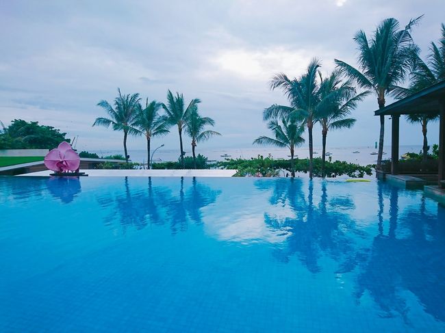 「Fairmont Sanur Beach Bali」<br /><br />胡蝶蘭のオブジェが印象的なメインプール。<br />曇天＆夜中に雨が降る事が多かったので水が冷たかったです。残念！