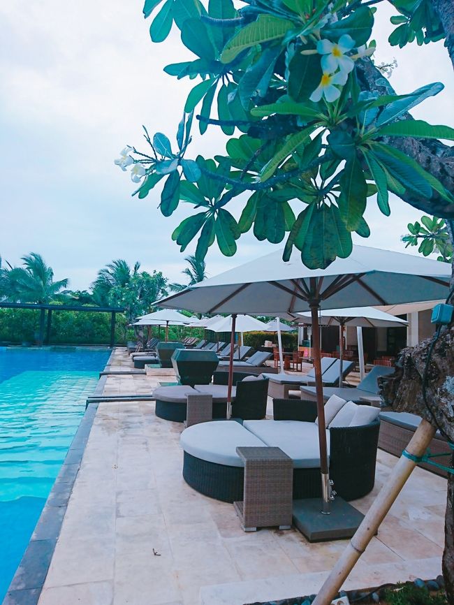 「Fairmont Sanur Beach Bali」<br /><br />プールサイドのサマーベッド。<br />小さい子供連れの方なんか重宝しそう。