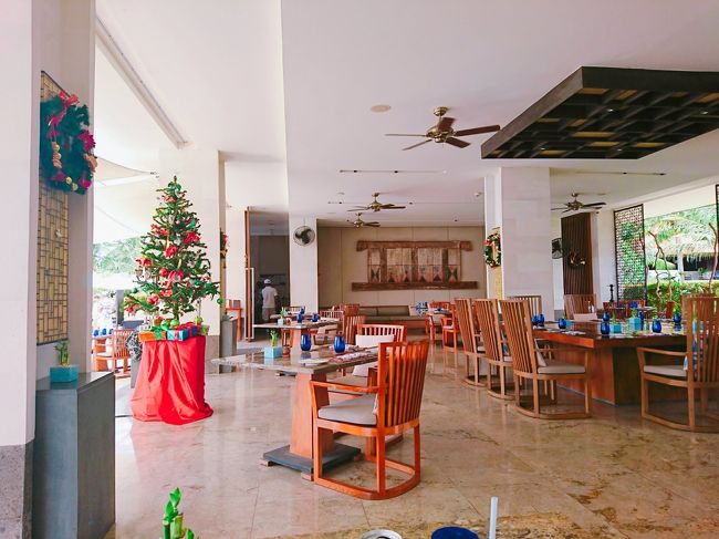 「Fairmont Sanur Beach Bali」<br /><br />プールサイドのレストラン。<br />スタッフの女性が日本語で話しかけて来てくれました。<br />どうやって勉強したのか聞くと、学校で習うのだそう！<br />なんだか嬉しくなっちゃいました。