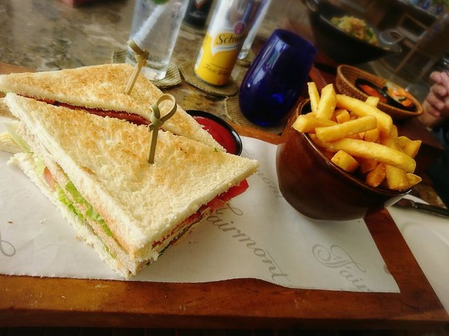 「Fairmont Sanur Beach Bali」<br /><br />サンドウィッチとフレンチフライ。<br />このホテルの食事は全部美味しかったです。