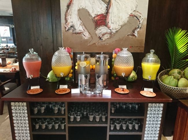 「Fairmont Sanur Beach Bali」<br /><br />フルーツジュースと冷たい水。<br />ジュースを2種類位MIXするのがお気に入り。