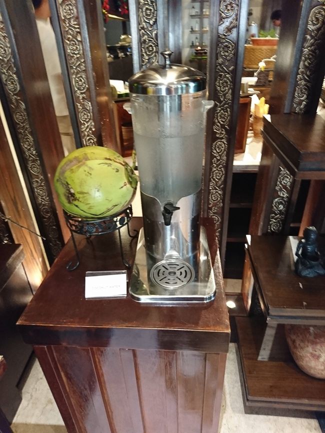 「Fairmont Sanur Beach Bali」<br /><br />ココナツウォーターも置いてありました。<br />”自称”意識高い系（？）の私ももちろん頂きました。<br />冷たいと美味しいもんですね。