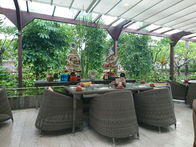 「Fairmont Sanur Beach Bali」<br /><br />すごくリゾートっぽいクリスマスツリー。<br />可愛い♪