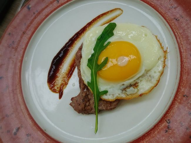 「Fairmont Sanur Beach Bali」<br /><br />アラカルトメニューから、夫のステーキ。（朝からステーキ！）