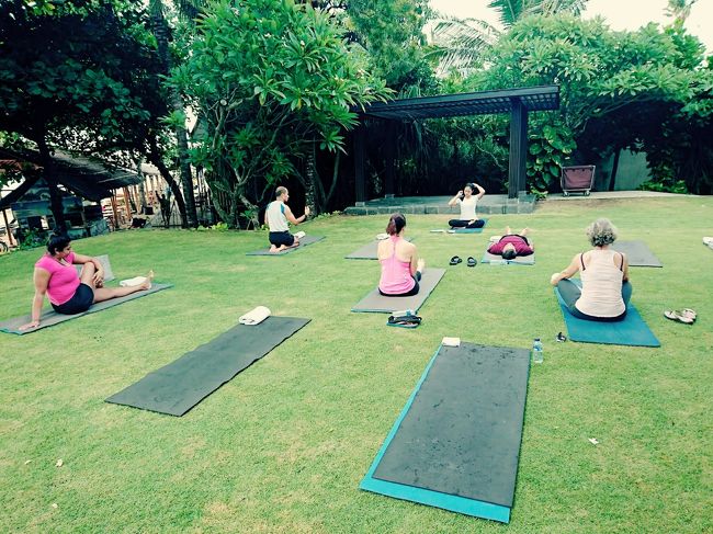 「Fairmont Sanur Beach Bali」<br /><br />7:30から始まる無料のヨガレッスンです。雨天時はジムエリアで開催。<br />暖かい中、そよ風に吹かれて芝生の上でやるヨガは本当に気持ち良いです！