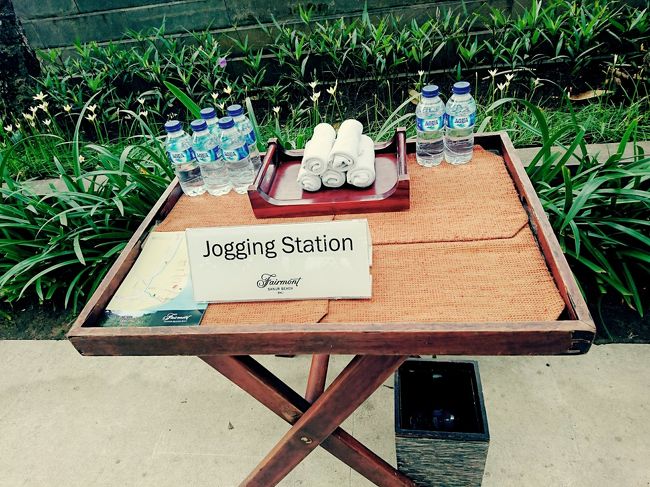 「Fairmont Sanur Beach Bali」<br /><br />ホテル前のビーチをジョギングする人も多く、こんな細やかなサービスまで！