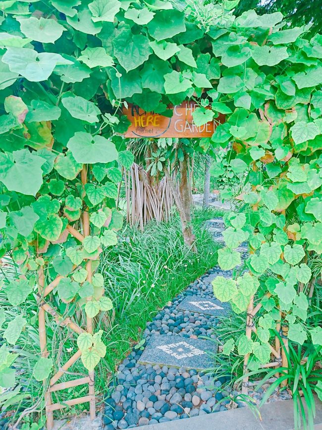 「Fairmont Sanur Beach Bali」<br /><br />葉っぱに埋もれちゃっていますが、「CHEF'S GARDEN」って看板がかかっています。