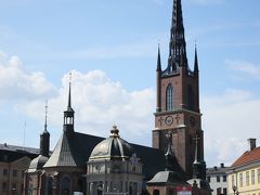 　【 ４日目 】旧市街ガムラスタン(Gamla stan) てくてく、、

３日間過ごしたアパートメントをチェックアウトして(9:00AM）
スーツケースを次宿泊ホテルに預け、、ガムラスタン駅へ(10:00AM)

今日一日、王宮や教会など、、旧市街ガラムスタン散策予定です、、

スタートはスウェーデン王・王妃達が眠るリッダーホルム教会(Riddarholmskyrkan)のつもりでしたが、、