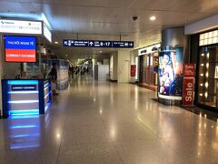 早朝のタンソンニャット国際空港  確か朝４時頃  
空港にはほとんど人はおりません。
