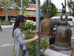 ワット・ヤイチャイモンコンからワット・パナンチューンに移動しました。

タイのお寺ではこのような鐘が吊るされている事がしはしば。
ご自由に鳴らし下さいシステムみたいで、境内散策しているとカルローーースと鐘の音が聞こえてきます。