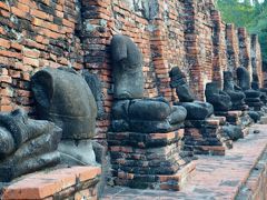木に埋もれた仏頭も有名ですが、ワット・マハタートは首のない仏像も有名です。
これは18世紀に隣国ビルマの侵攻を受けた際、ビルマ軍によって破壊しつくされた為。
ラーマティボディ1世がビルマ軍を撃破した事を記念して興ったアユタヤ王朝は、宿敵ビルマ軍によって滅亡すると言うなんとも皮肉な歴史。

この様な歴史的背景もあり、タイのミャンマーに対する根本的な感情は決して良好ではないです。
もっとも、現在では圧倒的経済格差を元に脅威と言う感情は少なく、ロヒンギャ族のタイ流入等「厄介ごとを持って来る隣人」と言う感覚かな？