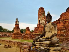 ビルマ侵攻で破壊された仏像や仏塔はもともと金箔が張られており、それらをビルマ本国へ持ち帰る為に焼かれ、剥がされたそうです。
以前ミャンマーへ行った際、黄金のパゴダを眺めながらワイフ様が「これはタイから盗んだ金を使ったもの」と言っていた事が回想されます。

同じ仏教信仰のビルマでしたが、信仰心より戦勝品だったのかと思うと、この時代でも宗教は政治の道具でしかなかったのかな、と虚しい気持ちに包まれますね。