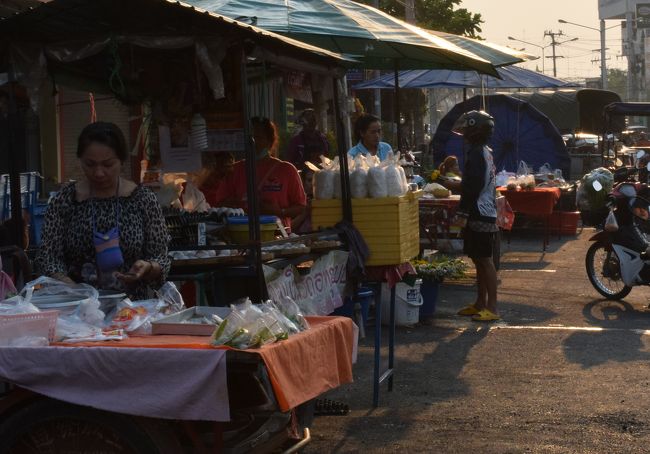 ウドンターニーからスコータイには、バス乗り継ぎの失敗を体験しながら、1日をかけて着きました。翌朝、日の出と共にホテルを出て、旧市街地行のバス停に向かう途中では、道沿いに既に多くの市が立ち始めていて、買い物客で賑わっていました。