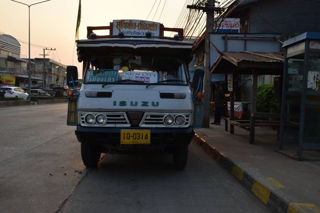 バス停に着くと、待っていたのは、ISUZUのトラックを改良したユニークなバスでした。周りでうろうろしていたら、運転のおばさんが、乗って待っていろと言う。