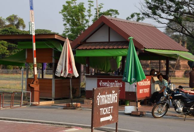 目の前のチケット売り場ですが、暇な人たちがたむっろっていました。早いので、客は見えません。