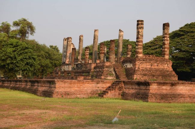 スコータイ歴史公園は、一辺1kmくらいの囲い中に、移動に便利な舗装道路があって、且つ芝が多くて見晴らしがよい、しかし歩くには微妙な広さです。入ると直ぐ右手に在った「Wat Mai」です。最初なので、じっくり観ました。