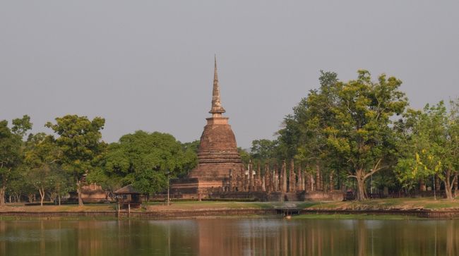 自転車なので、スイスイと次の遺跡に行けます。これは、池の中の陸地に立っている、「Wat Sra Sri」です。Googleマップでは、Wat Sa Siと表示されていました。幾つも石柱が見えますが、入口のプレートに屋根のある建物の再現図が有りました。