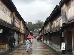 バスでひがし茶屋街へ。
格子のある古い街並み。
風情ある石畳の道。
雨の金沢もなかなか良かった。