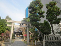 途中、ちょっと不思議な名称のお稲荷さんなどにも立ち寄って…。