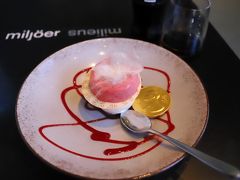 ノーベル博物館内のカフェ(ビストロノーベル)

お目当ては このアイスクリーム♪
ノーベル賞授賞式の晩餐会で提供されたのと同じアイスデザート♪
ノーベル賞メダルチョコレートも付いています（＾＾

椅子をひっくり返せばノーベル賞受賞者のサインが書かれているの筈なのですが、、
大人しくスイーツを楽しみました（＾＾