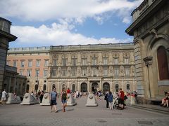 ストックホルム王宮（Stockholms Slott）

丁度kuritchiがランチを終え、王宮広場に着くと衛兵交代式、、
このお昼の衛兵交代式は、夏季限定らしく（？）騎馬隊やブラスバンドも参加、、
目の前を騎馬兵などが通るのですが、、被写体が大き過ぎで写真が撮れず(＾＾；
写真は撮れなかったけれど、衛兵交代を見られてご機嫌♪
