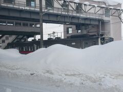 途中の深川駅でしたっけ？

雪の量が半端ないです。