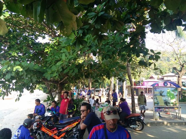 今回の目玉、ライレイでの一泊のスタートです。朝からにぎやかなロングテールボートの船着き場に到着