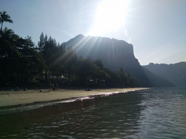 朝日を浴びるアオナンの岸壁がまぶしいです。