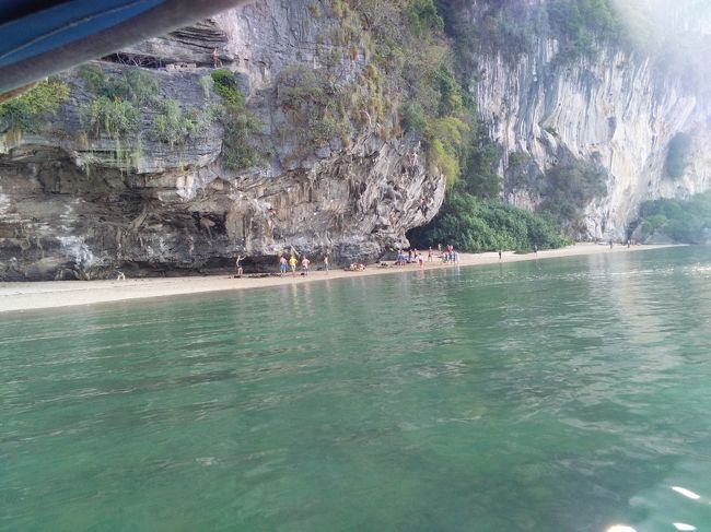 最初に通るのは、確かトンサイビーチ？小さくて静かなビーチです。