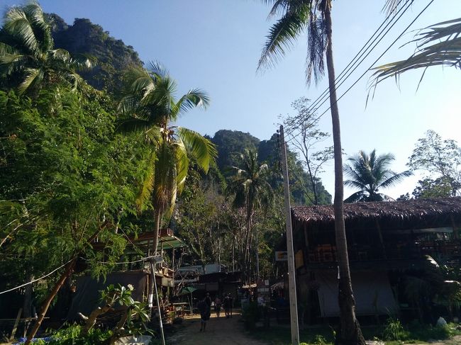 でも、ボートを降りたのはライレイウエスト、ホテルはライレイイースト、ということでここから荷物を持って歩きます。すでに暑い！！