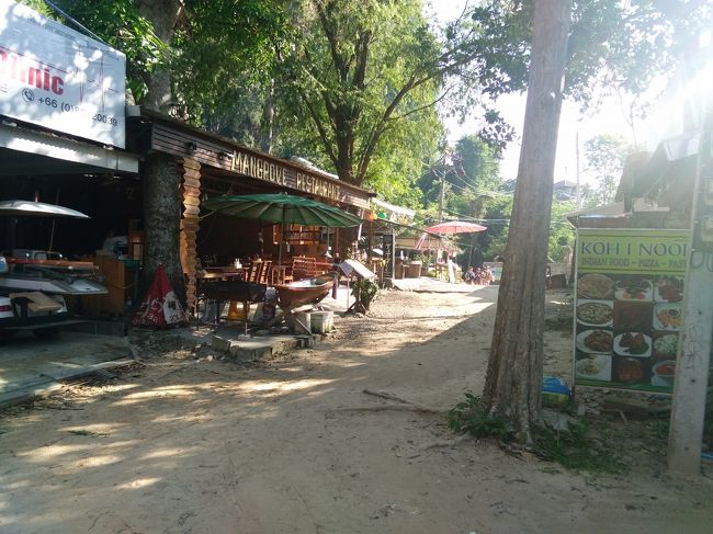 中に入った通りにもたくさんレストランがあります。夜はこのあたりで食事の予定。