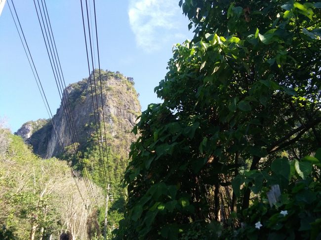ライレイのシンボルの岩山が青空に際立ちます