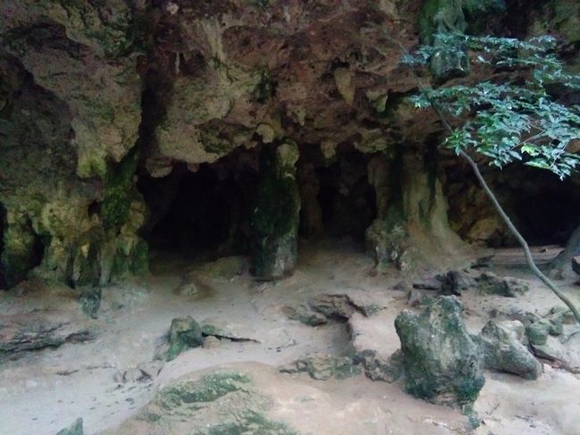 プラナンビーチへの道のり。半分オープンの鍾乳洞のような道です。この辺りは日陰で、歩いていても気持ちがいいです。