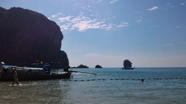 ちょっとホテルで時間をつぶしたので、かなり日も高くなってきてます。暑い