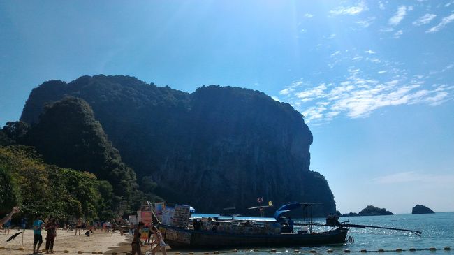 1dayツアーのボートもたくさん到着しています。<br />のんびり過ごして、サルが出てくる正午が過ぎたらホテルに戻りまーす。<br />次の旅行記に続く、、、、、。