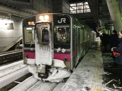 1時間９分で大曲駅に到着。乗り換え33分も、ホームに待合室がないのはちょっと。学生も乗り込み、思いのほか賑やかだった奥羽本線の秋田行きは17時22分に秋田を出発し