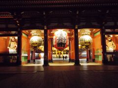 夜は浅草寺を観光。さすがに深夜は空いていました。
