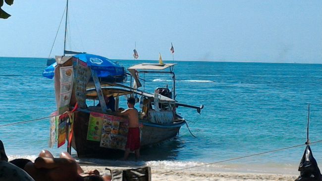 プラナンビーチには、ボートの屋台がやってきます。食べ物、飲み物色々楽しめます。ただし、観光地価格。