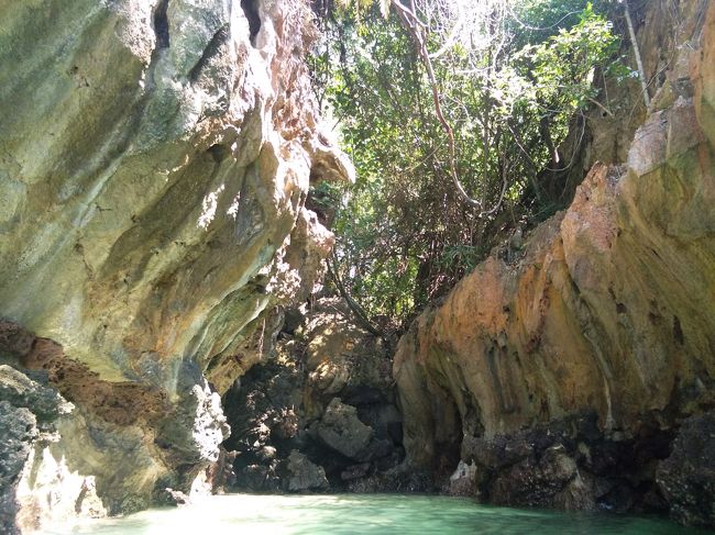 奥のほうへ行くと、岩に囲まれたミニラグーンがあります。