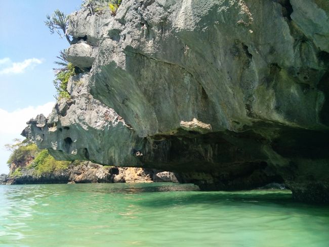 届きそうで届かない岩肌、いつか落ちてきそう。