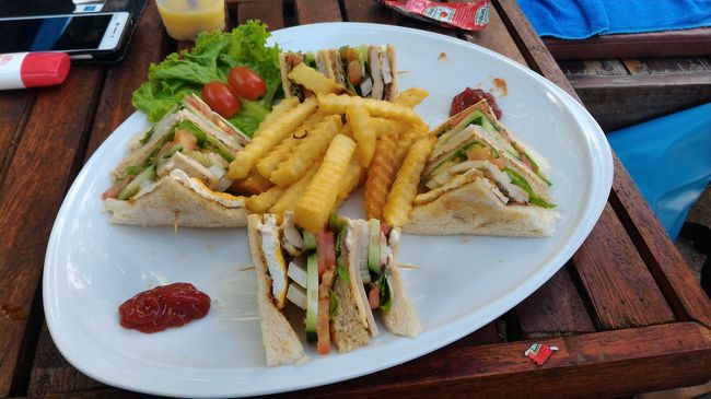 ホテルのプールサイドでクラブサンドイッチ