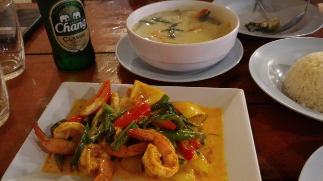 一番奥のほうにある、ローカルっぽいレストラン。個々のグリーンカレーはパイナップルがたくさん入りすぎていて、ちょっとあますぎました。エビの炒め物はおいしかったです。