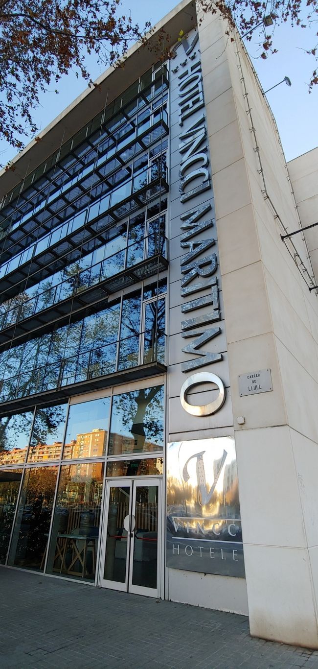 今回泊まったホテルがここ、VINCCI MARITIMO<br /><br />中心地からはちょっと離れてますが、非常にキレイでオシャレなホテル。<br /><br />でもその割りに、リーズナブルでした。（キャンペーン？）<br /><br />この辺はなんか、ちょっと高級な雰囲気がしますな（ムムッ！）<br /><br />それもそのはず、<br />近くのスーパーに行ったら、そこからヒルトンやマリオットホテルが見えます。<br /><br />しかもスーパーマーケットではなく、ハイパーマーケットですよ！