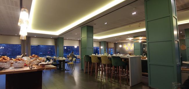 そしてこちらが朝食会場。<br /><br />なんともシャレオツじゃないですか！！<br /><br />贅沢な空間の使い方。<br /><br />そして、家具やら照明やらシンプルながらも洗練されてます。<br /><br />実は朝食抜きプランでした。<br /><br />朝食頼むと1人約2000円/日でグロス20000円なり～。で少し悩みましたが、<br /><br />ホテル代安かったのでオーダー。<br /><br />それでも、中心地だったら朝食なしのソコソコのホテル代ぐらい。<br />（すばらしい！）<br /><br />料理の写真はありませんが、内容が素晴らしい。<br /><br />食べ放題の良くあるパターンで、何でもありって多いですが<br />ここはそうではありません。<br /><br />ホットミールは少ない代わりに、生ハム類、パン類、フルーツ、チーズが充実。<br /><br />その他ヨーグルトやナッツ、シリアル、サラダ、ドリンク類も。<br /><br />ホットチョコレートやカヴァ（スペインのシャンパン）もあり、呑み放題。<br /><br />特にチーズがハイレベル。カヴァと合わせて、毎日頂く幸せ。<br /><br />機内でジャッキーの酔拳見たので、朝から飲んだくれて、真似してみました～