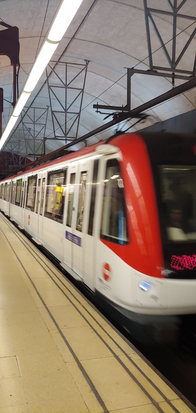 さぁ、行ってみましょう<br /><br />今日はサグラダ・ファミリアです。<br /><br />一見明るそうな構内ですが、若干薄暗いです。<br /><br />日本はどこに行っても明るいためか、暗所での眼の絞り性能が急降下（見えん。）<br /><br />日ごろの激務で視力も下がったからなおさらです。<br /><br /><br />でも約1週間仕事を離れると少し回復しました～。<br /><br />見る景色になれたってのもあると思いますが。。