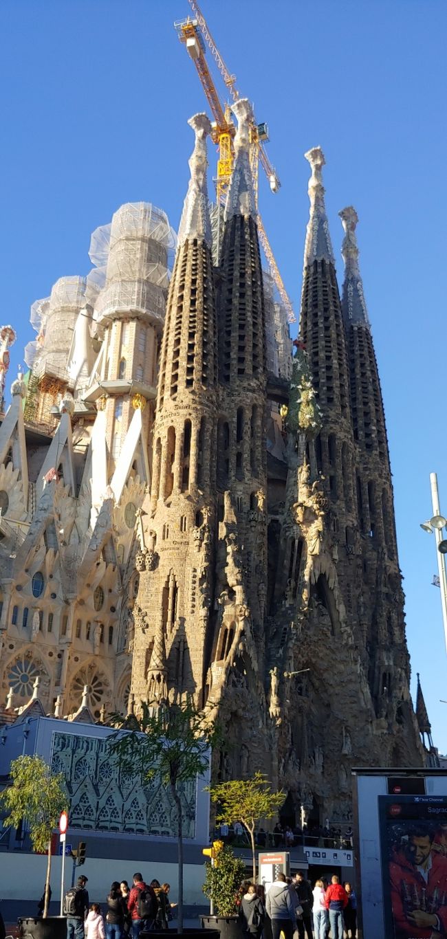 駅を降りると、早速ご対面です。<br /><br />ガイドブックやネットで何度も見た絵ですが、肉眼で見ると質感や迫力が<br /><br />ぜんぜん違います。百聞は一見にしかずですね。