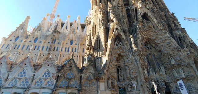 中に入り、少し寄ってみます。<br />上の写真の左側部分の窓が特徴的です。<br /><br />ルーローの三角形を思い出しました。<br /><br />ガウディって数学者？って思いました。<br />(この時、ガウディの事、全く知識無し。）<br /><br /><br />この時、イヤホンガイドを貰わないままこちら側に来てしまったため、<br /><br />入り口付近（右側の方）に戻り日本語ガイドをもらいます。